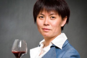 La Cina è unanimemente considerato il futuro mercato di riferimento per il mondo enoico, ma il più grande Paese d’Asia sta diventando un produttore sempre più importante. Ne abbiamo parlato con Huiquin Ma, docente della China Agricultural University