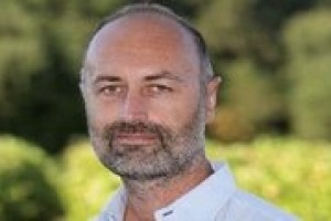 Italia e Francia del vino, simili e insieme diverse per aziende, volumi e performance di mercato: il cuore enoico della Vecchia Europa per Jean Marie Cardebat, docente universitario e coordinatore del gruppo di ricerca Bordeaux Wine Economics