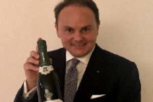 Continua la crescita delle bollicine italiane, dal Prosecco ai Metodo Classico, sugli scudi in patria e all’estero: parla Matteo Lunelli, vicepresidente Altagamma e presidente Ferrari, che lancia Perlè Zero, “Chardonnay delle montagne del Trentodoc”