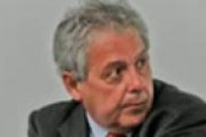 Re dei sondaggi, e da anni termometro delle tendenze politiche degli italiani, Renato Mannheimer, adesso, indaga anche tra le preferenze nel bicchiere, scoprendo che ‘‘gli italiani lo preferiscono di gran lunga alla politica’’