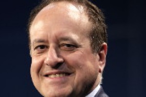 “Avremo Mattarella e Renzi, con il fondatore di Alibaba Jack Ma. Per un Vinitaly che festeggia i suoi 50 anni ma guarda al futuro, per aiutare le aziende nel business ma anche nel contatto con in winelovers”: così il dg VeronaFiere Giovanni Mantovani