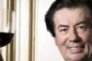 Un pensiero alla vigna e uno al mercato: parte la vendemmia 2011, che si annuncia buona e abbondante. Ma poi il vino va venduto. E sempre di più all’estero, visto che il mercato nazionale non cresce. Così Giuseppe Martelli (Assoenologi)