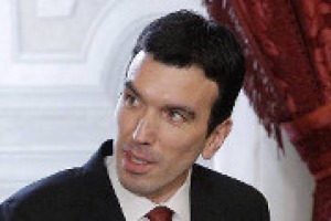 “Il vino è la metafora del riscatto possibile del Paese, i numeri dicono che quando l’Italia fa l’Italia, supera gli steccati e riesce a fare aggregazione, vince nel mondo”. Così il Ministro delle Politiche Agricole Maurizio Martina a Vinitaly