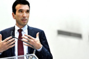 Vinitaly festeggia 50 anni, abbastanza per guardare ai prossimi, anche grazie all’apporto del Ministero delle Politiche Agricole, attivo protagonista con il programma “World Wine Web”, come racconta a WineNews il Ministro Maurizio Martina