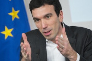 “Il vino è metafora di quello che l’Italia può fare da situazioni difficili. Però non dobbiamo cullarci sugli allori ma progettare il futuro del settore, anche grazie ai 50 anni di Vinitaly”. Così il Ministro delle Politiche Agricole Maurizio Martina