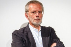 Se migrano le persone, perché non dovrebbero migrare i vitigni? A chiederselo è Massimo Cirri, storica voce radiofonica di RadioDue, che con Francesco Guccini ha simbolicamente battezzato i vignaioli del Pinot Nero dell’Appennino Toscano