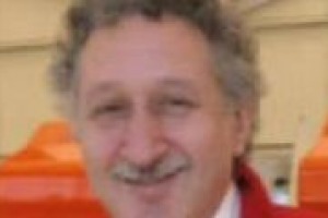 ‘‘La versatilità nel vino? È l’opposto dell’omologazione! I disciplinari delle Doc, Docg e Igt, per esempio, sono omologanti, perché per stare dentro a certi parametri i vini rischiano di assomigliarsi tutti’’. Parole di ‘‘oste’’, by Mauro Lorenzon