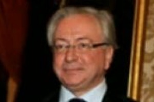 Quando un teatro prestigioso come La Fenice di Venezia incontra i vini di Cantine Ponte, nasce uno straordinario esempio di co-branding: i vini a marchio ‘‘Teatro La Fenice’’. A WineNews il sovrintendente del teatro Cristiano Chiarot