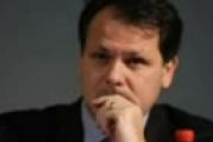 Da Vinitaly il vino-pensiero del Ministro dell’Agricoltura, Francesco Saverio Romano: ‘‘colmare il gap tra il calo dei consumi interni e la crescita dell’export, puntando sulla qualità. Con la ricerca, la promozione e l’educazione dei giovani’’