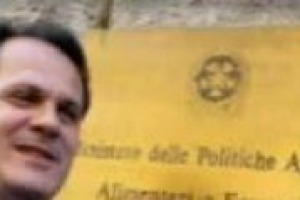 Dalla promozione ai consumi di vino, dalla Pac alla credibilità dell’Italia agricola nel mondo: parlando con il Ministro delle Politiche Agricole Saverio Romano, a 6 mesi dal suo insediamento in Via XX Settembre. Partendo dal dopo ‘‘Buonitalia’’