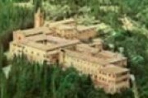Tra le tante esperienze che popolano la galassia dell’imprenditoria agricola italiana, ce n’è una molto particolare, quella legata all’abbazia di Monte Oliveto Maggiore, dove il lavoro nei campi convive con l’aspetto spirituale dei monaci benedettini