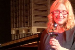 Lambrusco, il vino italiano più esportato nel mondo ed il più venduto nella gdo italiana, in festa nella “sua” Modena (13-14 maggio). Vino che era passione nel calice del modenese Doc Luciano Pavarotti, come racconta la moglie Nicoletta Mantovani