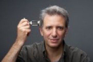 La contrapposizione tra vini naturali e vini convenzionali è forse meno profonda di quanto si immagini, perché mediata da una sempre maggiore sensibilità ambientale. Ecco il punto di vista di Jonathan Nossiter