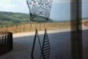 ‘‘I luoghi in cui nasce il vino devono dimostrare che la ricchezza che si trae dalla terra viene realizzata in armonia con la terra stessa’’. Così l’autore della nuova cantina di Antinori nel Chianti Classico, l’architetto Marco Casamonti