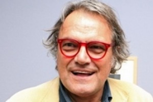 “Non è un libro di marketing. Ma è un libro che racconta le difficoltà di chi fa vino in Italia”. Il fotografo Oliviero Toscani presenta così il suo ultimo libro di ritratti “I 65 Grandi Cru della costa toscana” che sarà presentato domani a Lucca