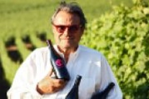 Oliviero Toscani, tra i più celebri fotografi del mondo, vive da anni il mondo dell’enogastronomia, anche come produttore di vino, con la sua cantina, ‘‘Ot’’, in terra pisana. A WineNews, uno sguardo diverso sul vino italiano