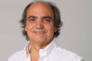 Da tempo il cibo, e gli chef, sono usciti dalla cucina, per “entrare” nei libri, agli eventi, in tv e sul web. Ma se tutti sono in tv chi va a fare la spesa? Lo racconta il Gastronauta Davide Paolini, autore del libro “Il crepuscolo degli chef”