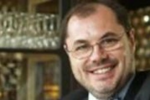 Il pranzo di matrimonio si rinnova, addio a pranzi infiniti e a feste noiose, meglio buffet e winebar. Paolo Massobrio, giornalista enogastronomico per la Stampa e Avvenire, racconta a WineNews il suo decalogo per un pranzo di matrimonio perfetto