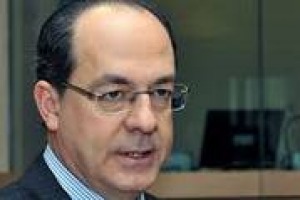 “La Commissione Agricoltura al Parlamento europeo sta per ritirare l’atto che avrebbe permesso in tutti i Paesi dell’Unione, di produrre vini e usare il nome dei vitigni non legati a un territorio specifico”, lo spiega a Winenews Paolo De Castro