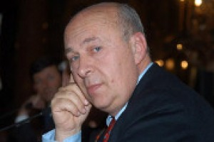 “Non sono un grande conoscitore di vini, ma ne amo molti. I miei preferiti sono i rossi che, dal Piemonte alla Toscana, passando per il Veneto, hanno reso celebre l’Italia come Paese produttore”. A WineNews, il vino secondo Paolo Mieli