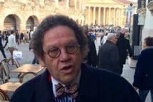 “Il vino porta entusiasmo, aiuta ad uscire dalla dimensione del banale. Siccome tutte le arti si fondano sul concetto dell’entusiasmo, quale “sostegno” migliore, se non il vino?”. Il rapporto arte-vino spiegato dal Vinitaly da Phlippe Daverio