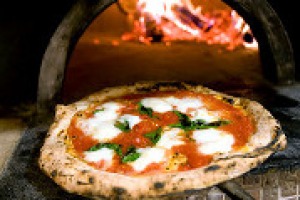 “I tempi per la stella Michelin anche alle pizzerie sono maturi. E il riconoscimento della rossa sarebbe anche meglio del riconoscimento Unesco”. Così, da “Identità Golose”, due maestri della pizza napoletana, Enzo Coccia e Gino Sorbillo