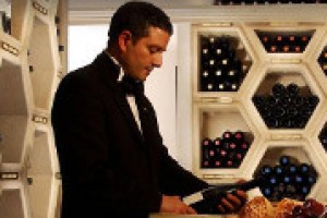 “In sala bisogna lavorare di squadra, mettendo il cliente sempre al centro, con la massima consapevolezza ma senza presunzione, e con una carta dei vini che soddisfi tutti”. A WineNews Marco Reitano, sommelier della Pergola del Rome Cavalieri