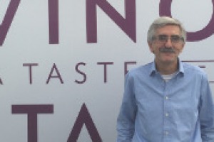 “La grande rivoluzione del vino italiano è stata il passaggio dalla quantità alla qualità, prima in cantina e poi in vigna. Montalcino e Langhe sempre al top, ma crescono tanti territori, come Soave e Sicilia”. Così di Richard Baudains di “Decanter”