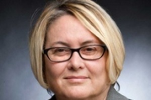 “Il consumo di vino in Italia sta calando, anche perché i giovani preferiscono bevande “meno complesse”. Credo che il nostro mondo vada svecchiato togliendo tutte le liturgie che gli fanno perdere appeal”. Così Ruenza Santandrea, alla guida di Cevico