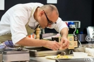 Dalla fama, voluta o meno, della celebre imitazione del comico Crozza, alle basi filosofiche e sociali del veganesimo, oggi e domani, come chiave dell’identità e del benessere: da “Identità Golose” il “guru” del movimento vegan Simone Salvini