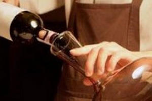 La decantazione divide i sommelier americani: è più adatta a vini giovani o a quelli che hanno passato più anni in bottiglia? A Winenews il parere del sommelier Alessandro Scorsone e del maitre di Enoteca Pinchiorri, Alessandro Tomberli