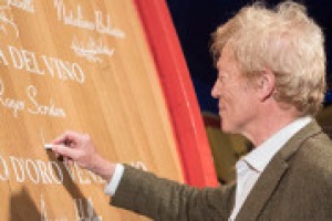 “Il vino è quotidianità più che cultura, e gli esperti sono tutti imbroglioni, devono imparare a prendersi meno sul serio ...”. A WineNews il filosofo britannico Roger Scruton, autore di “Bevo dunque sono” e Premio Masi per la Civiltà del Vino n. 35