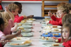 Bambini e ragazzi di tutta Italia sono pronti a tornare tra i banchi, e uno dei grandi temi che accompagnano il rientro riguarda le mense scolastiche. Ne abbiamo parlato con il professor Andrea Segrè, storico ideatore di Last Minute Market