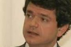 Calano i consumi alimentari e aumentano quelli di servizi, abbigliamento e tecnologia. Un paradosso? Risponde Andrea Segrè, ordinario di Politica agraria e preside della facoltà di Agraria di Bologna