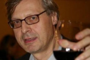 Dal mondo dell’arte a quello del vino: Vittorio Sgarbi e il suo rapporto con il nettare di Bacco. Ma anche le sue considerazioni sul settore, su Petrini, su Farinetti, e il progetto che vedrà arte & vino abbinati in vista di Expo 2015