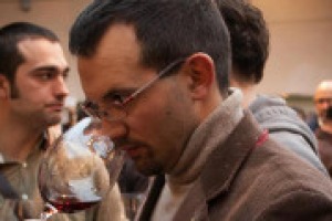 “In enoteca, oggi, fanno più fatica i vini di fascia bassa, come Bardolino o Bonarda, di quelli che rappresentano appieno il proprio territorio, come Nebbiolo e Brunello”. A WineNews, il presidente di Vinarius Andrea Terraneo