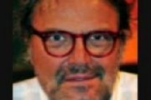 Il grande fotografo Oliviero toscani si dà al vino: dalla sua tenuta Casale Marittimo, tra Montescudaio e Bolgheri, è nata la prima etichetta, ‘‘Ot’’. Con un padrino d’eccezione: Angelo Gaja, uno dei nomi più importanti dell’enologia italiana