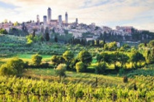 3 milioni di turisti all’anno, 5,5 milioni di bottiglie di Vernaccia prodotte: San Gimignano è un vero laboratorio a cielo aperto dell’enoturismo. Parola a presidente e dg del Consorzio Denominazione San Gimignano Letizia Cesani e Stefano Campatelli