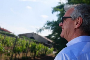 “La Franciacorta non deve essere alternativa allo Champagne, ma se stessa, con eleganza e leggerezza. La sua forza è la vocazione del territorio, la debolezza è la scarsa coscienza del proprio valore”. Così Mattia Vezzola, enologo di Bellavista