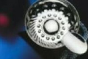 Sommelier in tempo di crisi, figura di lusso o necessaria per un ristorante? La risposta di due esponenti d'eccezione della categoria conosciuti dal grande pubblico, Adua Villa e Alessandro Scorsone