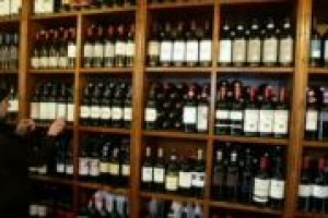 Francesco Bonfio, presidente di Vinarius, punta il dito contro le 'grandi denominazioni' che non abbassano i prezzi nelle piccole annate. Ma quando lo fanno, ricorda Winenews, le enoteche ...