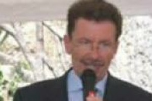 ‘‘C’è una quantità eccessiva di vino non qualificato che pesa sul mercato con prezzi eccessivamente bassi - spiega il professor Vincenzo Gerbi, docente e ricercatore all’Università di Torino - bisogna quindi puntare sull’educazione del consumatore’’