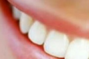 E se arrivasse il dentifricio al vino? Una ricerca delle Università di Bari e di Roma rivela che alcuni polifenoli del vino aiutano a combattere i batteri che causano la carie: ne abbiamo parlato con uno dei ricercatori, Andrea Ballini