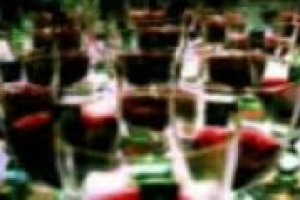 Vino al ristorante, se ne beve meno ma più pregiato, e per combattere la riduzione della quantità, dovuta più alle leggi sempre più dure su alcol e guida, via alle mezze bottiglie e al vino al bicchiere. Parlano i grandi ristoratori italiani ...