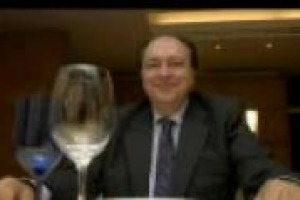 “Acqua, birra, succhi di frutta? Bisogna essere “laici”, ma assolutamente nulla può superare il vino come abbinamento con qualsiasi cibo”. Parola di Enzo Vizzari, direttore delle guide de L’Espresso