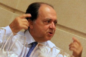 Niente più punteggi, la Guida “I ristoranti d’Italia” de “L’Espresso” passa ai giudizi in “cappelli” (da 1 a 5). Perchè lo spiega il direttore Enzo Vizzari, che a WineNews anticipa il “Sommelier dell’Anno”: Matteo Zappile de “Il Pagliaccio” di Roma