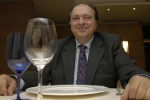 “L’Expo è una vetrina a cui non si può rinunciare, ma dal punto di vista squisitamente promozionale, credo che non sarà facile emergere e farsi notare”. Così, a WineNews, Enzo Vizzari, direttore delle Guide L’Espresso