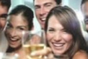 Come si approcciano i giovani al vino? Cos’è il nettare di Bacco per le nuove generazioni? Tra un consumo di qualità e la ‘‘sbornia’’ sanzionata come comportamento negativo ma anche rito di passaggio, ecco la ricerca del semiologo Luca Acquarelli