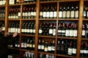 Perchè comprare una bottiglia in un outlet del vino? Lo spiega Massimo Meneghello, che ha introdotto questa forma di distribuzione nel mondo di Bacco