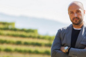 “La ristorazione è ciò di cui vivo, ma la mia vera passione è la viticoltura, sono sicuro che la vita mi farà tornare in Friuli, dove tutto è iniziato, a prendermi cura dei miei vigneti”. A WineNews, Joe Bastianich, tra cucina e vino